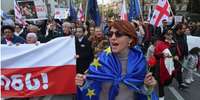 Tbilisi 20 000 protestē pret “ārvalstu aģentu” likumprojektu