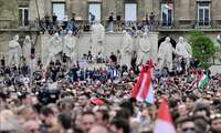 Budapeštā 100 000 cilvēku protestē pret Orbāna valdību