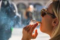 Lielbritānijas parlamentā sākušās debates par pakāpenisku smēķēšanas aizliegumu
