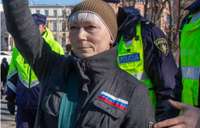 Prokremliskā aktīviste Kreile tiesas sēdē piedalās ar tulku un komunicē tikai krievu valodā
