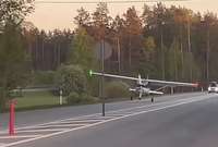 Video: Uz Tallinas šosejas pie Ādažiem neliela lidmašīna veikusi avārijas nosēšanos