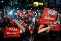Honkongā aizliegta protestu kustības himna “Slava Honkongai”