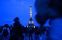 Aizturētais Parīzes policijas iecirknī sašauj divus policistus