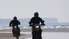Ar motocikliem izklaidējas jūras krastā