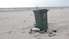 Kurzemes puses pludmalēs jūra izskalo izolācijas putu atlūzas