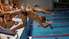 Foto: Dalībnieki vienojas kolektīvā stafetes peldējumā
