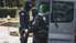 Policisti maskās aptur tramvaju un aiztur vairākus cilvēkus