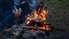 Par ārkārtējās situācijas ierobežojumu atkārtotu neievērošanu Liepājā noformē protokolus pie ugunskura sēdošiem vīriešiem
