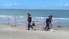 Pusaudzim pelde Karostas pludmalē beidzas ar smagu traumu; negadījuma vieta norobežota