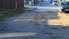 Piecas bedrītes uz metru – grantēto ielu iemītnieki ilgojas pēc asfalta