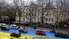 Video: Brauktuve pie Krievijas vēstniecības Londonā pārtop milzīgā Ukrainas karogā