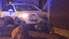 Foto un video: Pulkveža Brieža ielā žogu taranē policijas auto, kas vajāja "zāli" pīpējuša jaunieša vadītu "BMW"
