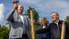 Francijas vēstniece turpina koku stādīšanas tradīciju Rucavas dendroloģiskajā parkā