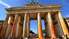 Klimata aktīvisti apķēpājuši Brandenburgas vārtus ar oranžu krāsu