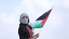 Gājienā palestīniešu atbalstam Rīgā pulcējušies apmēram 100 cilvēku