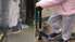 Septiņgadīgai meitenei zēns izrauj no rokām skrejriteni