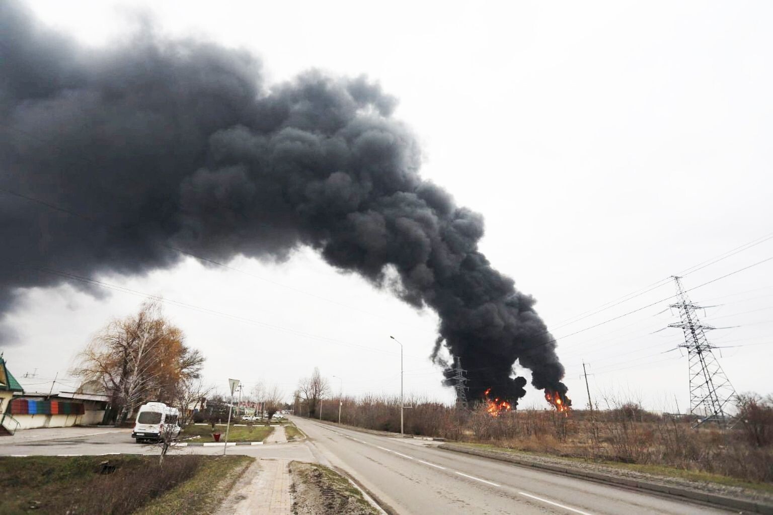 Где бомбили курская область. Атака на нефтебазу в Белгороде. Белгород Нефтебаза взрыв. Нефтебаза в Белгородской области. Пожар на нефтебазе в Белгороде.