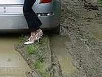 Должны ли спасатели вытаскивать из грязи авто?