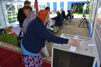 Люди стоят в длинной очереди, чтобы проголосовать за поправки в Конституцию России