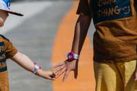 Созданы детские браслеты для безопасного отдыха на Лиепайском пляже