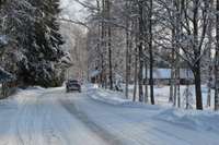Движение по всей Латвии осложнено из-за снега и обледенения