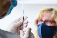 Охват вакцинацией от Covid-19 в Латвии в начале января достиг почти 70%