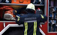 При пожаре на улице Малкас пострадали два человека, среди них — спасатель