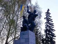 Фото и видео: над Памятником защитникам Лиепаи развевается флаг Украины