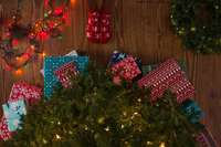 Опрос: 58% латвийцев планируют в этом году тратить меньше на рождественские подарки