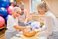 В честь Дня рождения Латвии школьники дарят девять тортов