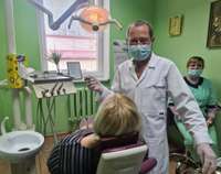 После пятилетнего перерыва в Приекуле снова доступен зубной врач. Pаботу начал стоматолог из Украины