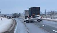 Видео: Из-за аварии было перекрыто шоссе Рига-Лиепая под Салдусом. Движение восстановлено