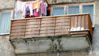 Нетрезвый на улице О. Калпака буянит так, что сломал балкон