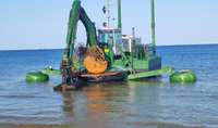 Возобновлена очистка акватории Лиепайского порта от мусора советских времен