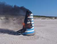 На пляже Лиепаи сожгли туалет