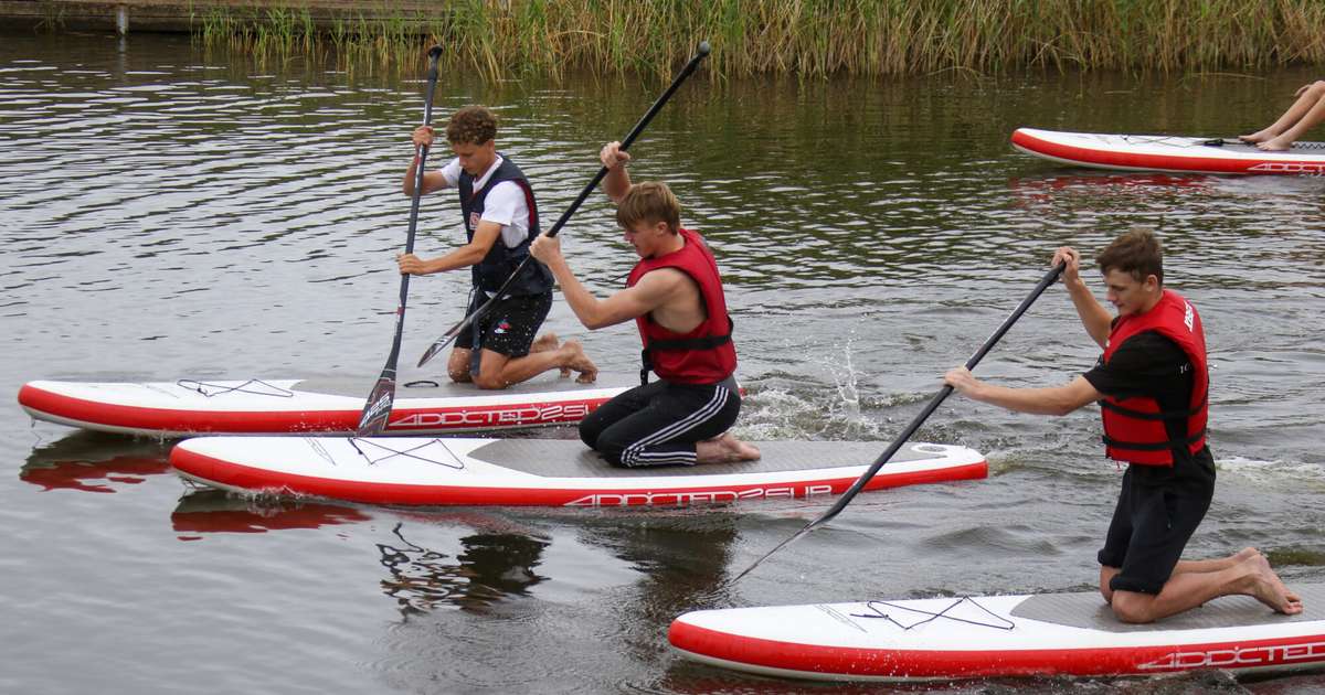 Foto: Jaunieši ieairē rudeni uz SUP dēļiem | liepajniekiem.lv