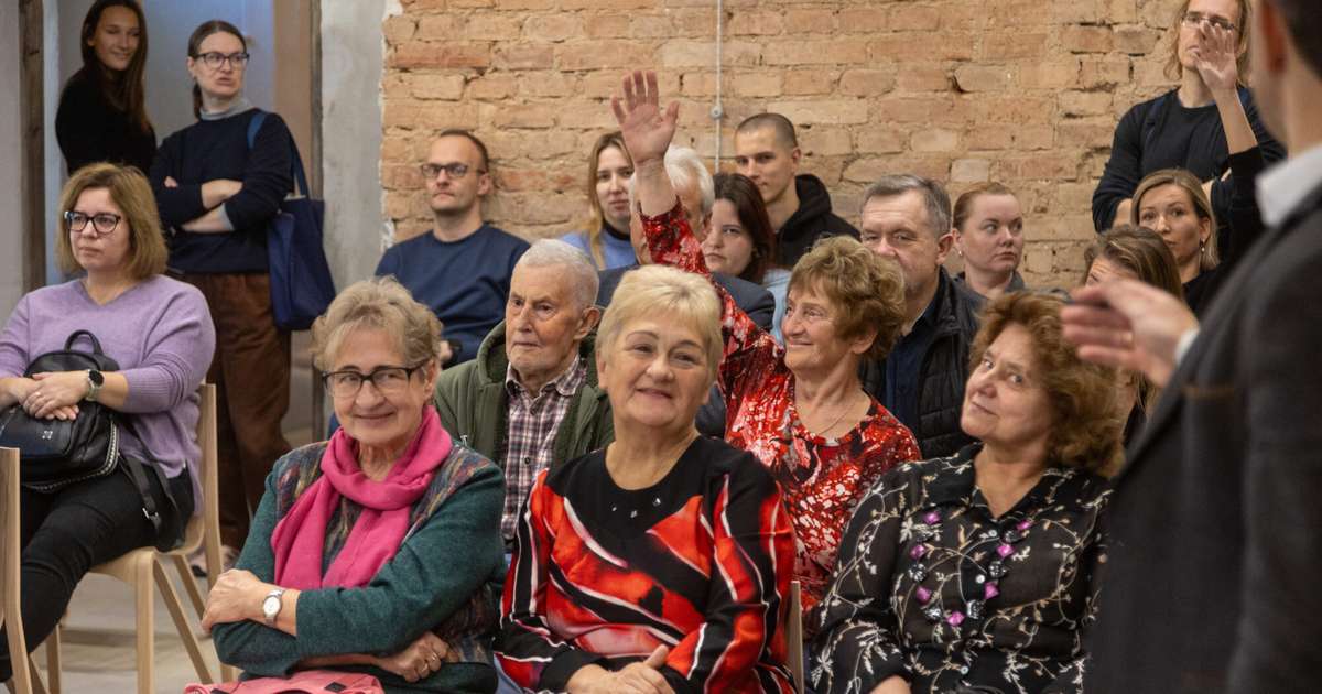 Foto: Slavē, sola un “tukši muld”. Deputātiem par padarīto aizputnieki ...