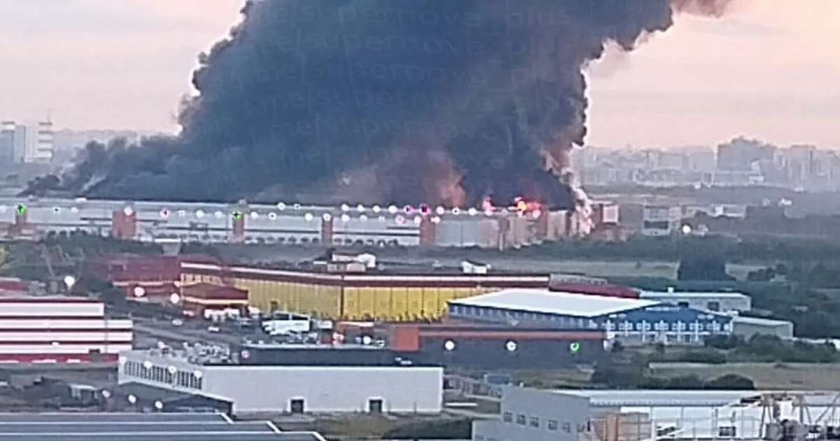 Massive Drone Attack Strikes St. Petersburg: Oil Terminal and Warehouse in Flames