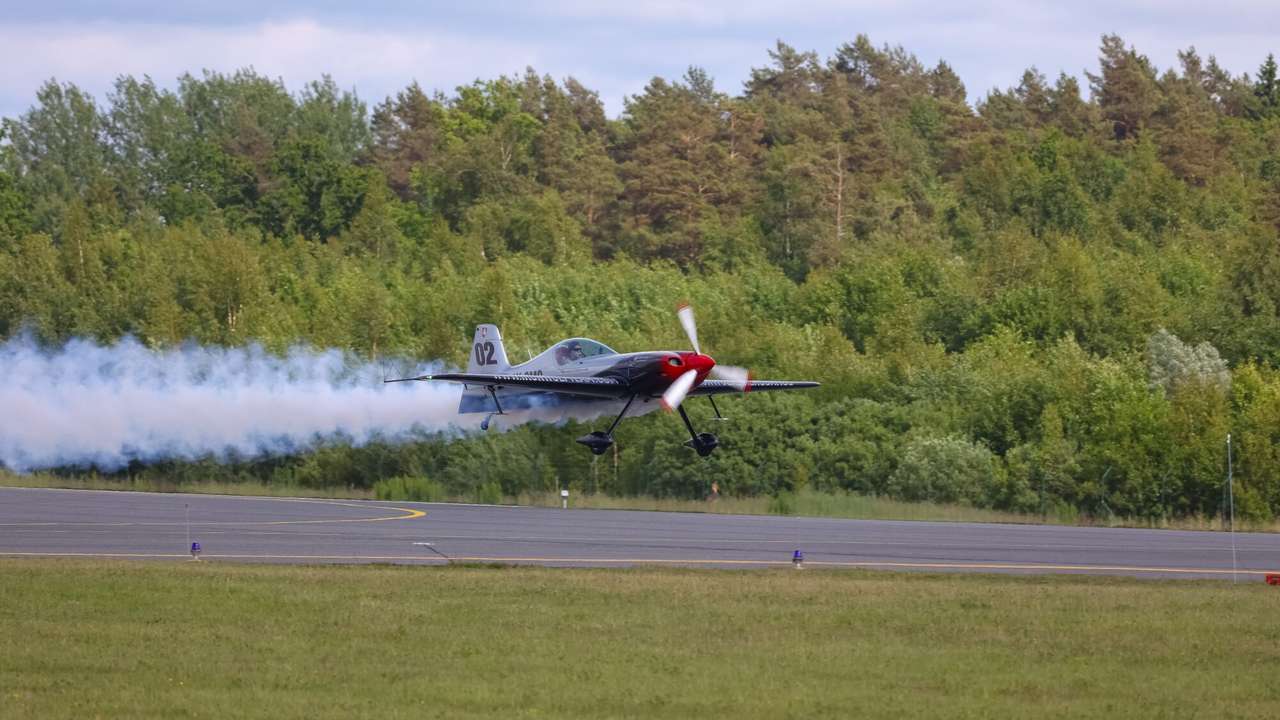 Foto un video: Aviošova pirmajā dienā debesis piepilda lidaparātu jauda