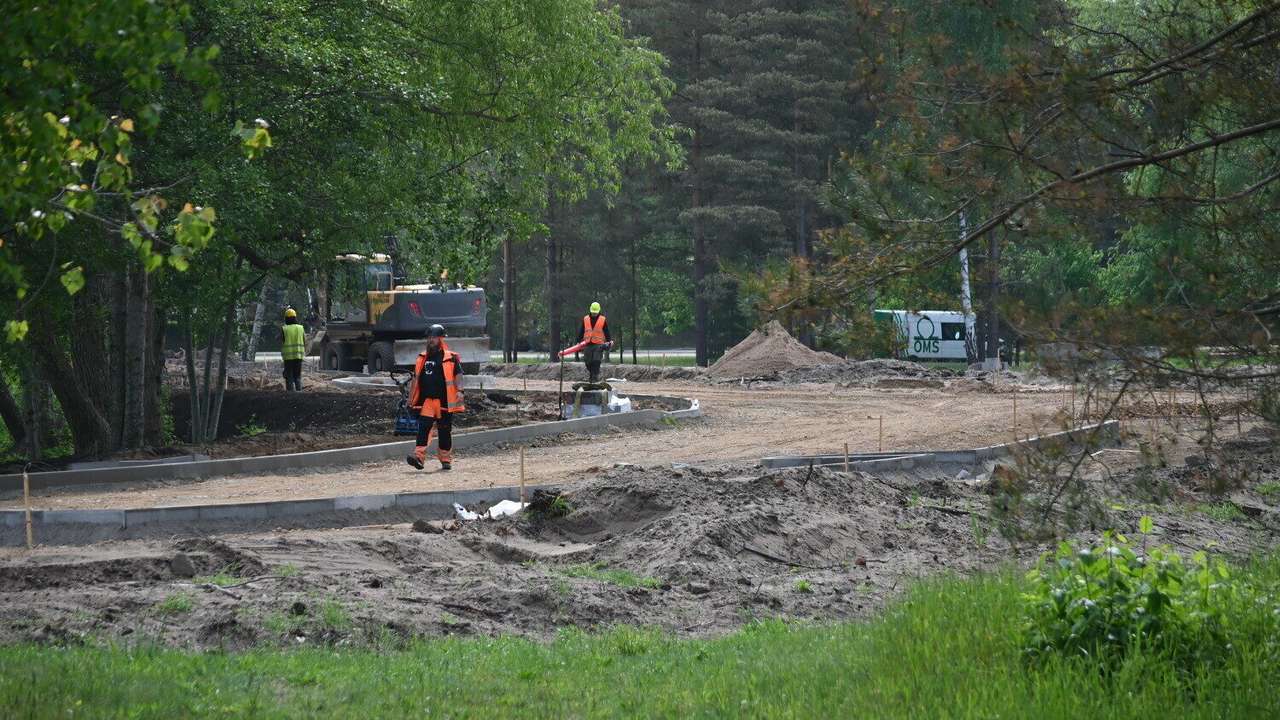 Foto un video: Liepājā sāk masveidā izcirst kokus – Debess ielā top jauns 200 dzīvokļu kvartāls