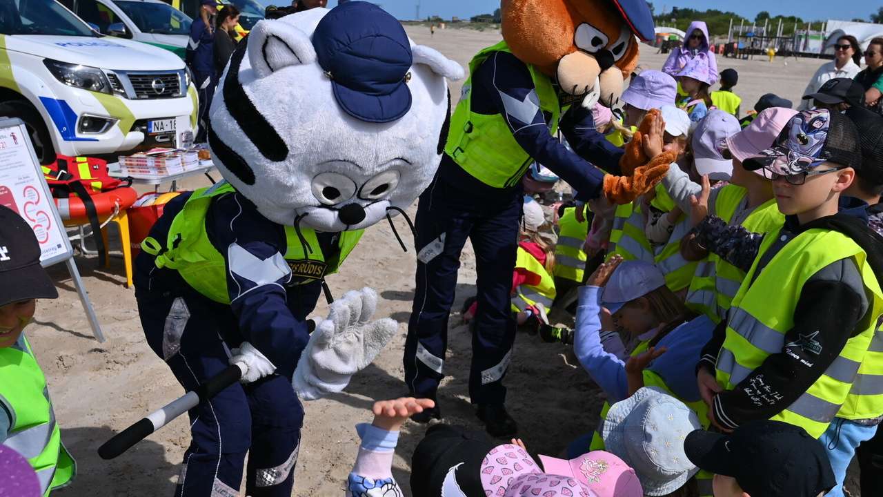 Foto un video: Baisā statistika un zelta likumi: drošības pusstunda Liepājas pludmalē