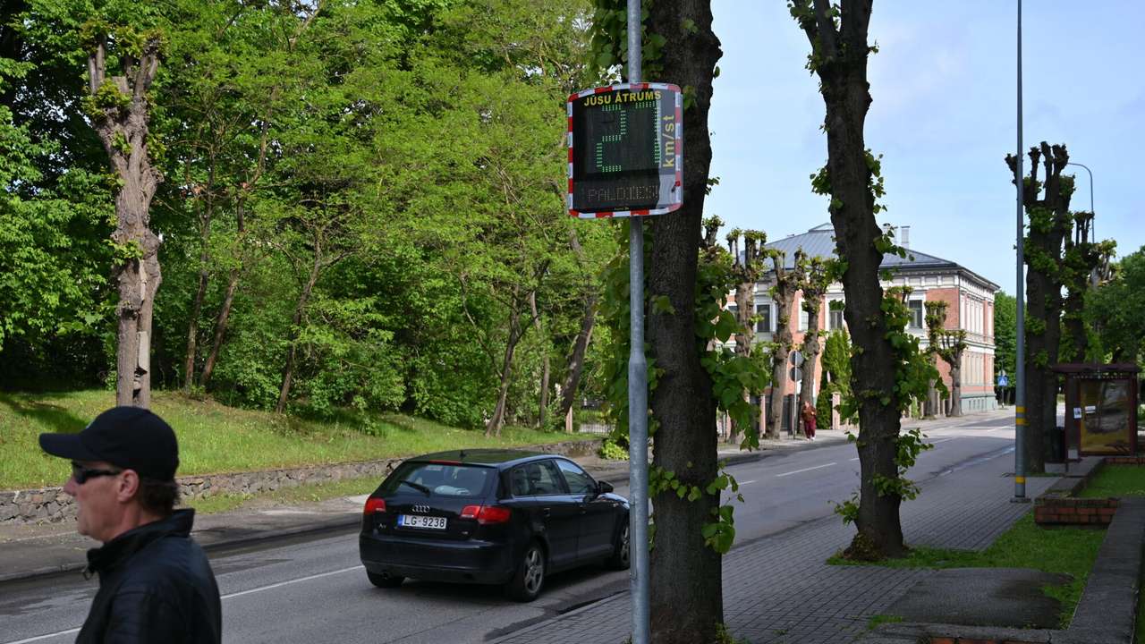 Foto un video: Pie Centra sākumskolas uzstādīts Liepājā pirmais ātruma kontroles displejs