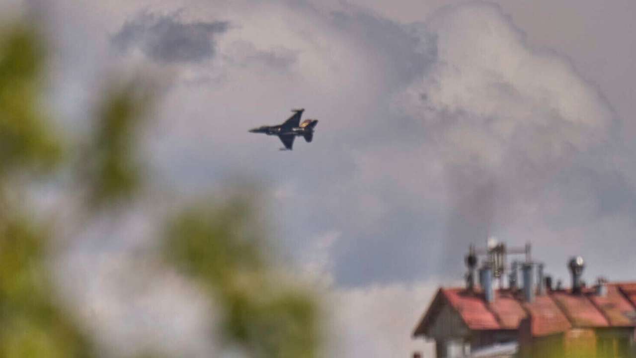 Foto un video: Lidmašīnas virs Liepājas aizvada treniņlidojumus pirms aviošova