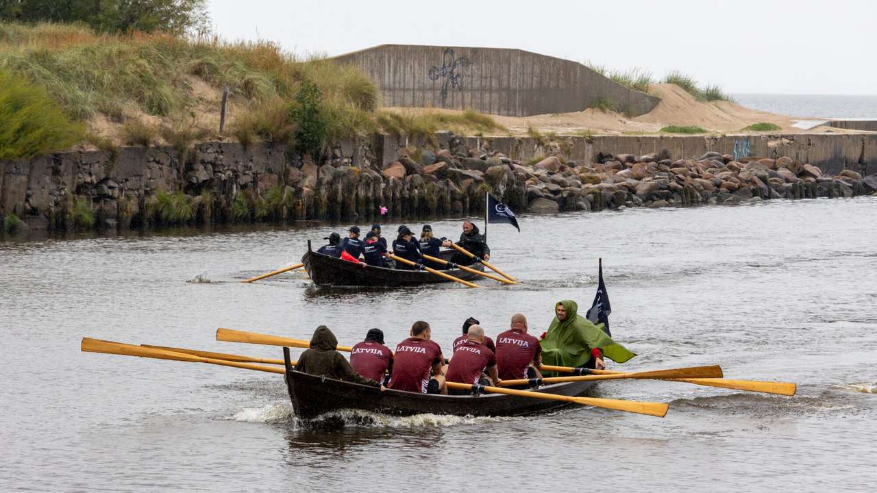 Foto un video: Pāvilostā Senās uguns naktī – liellaivu sacensības un sadziedāšanās