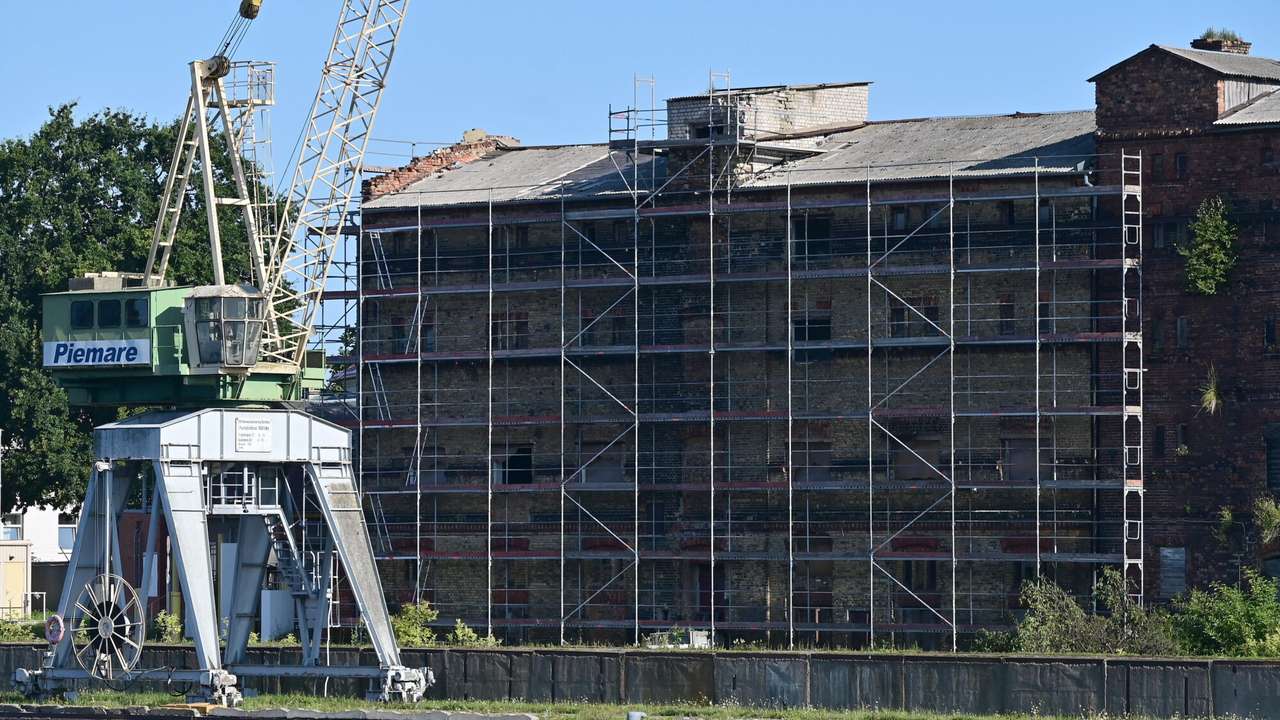 Foto: Pie spīķera Kaiju ielā parādījušās sastatnes: "UPB" sāk ēkas konservāciju