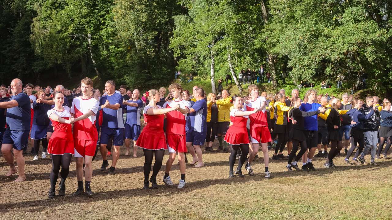 Foto un video: Kazdangas Parka svētkos – lielo dubļu sadancošanas koncerts