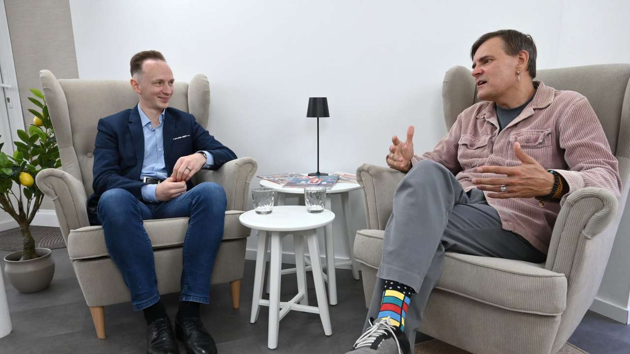 Foto un video: "Domu gājiens" ar Dzintaru Hmieļevski par komunikāciju un troksni pirms vēlēšanām