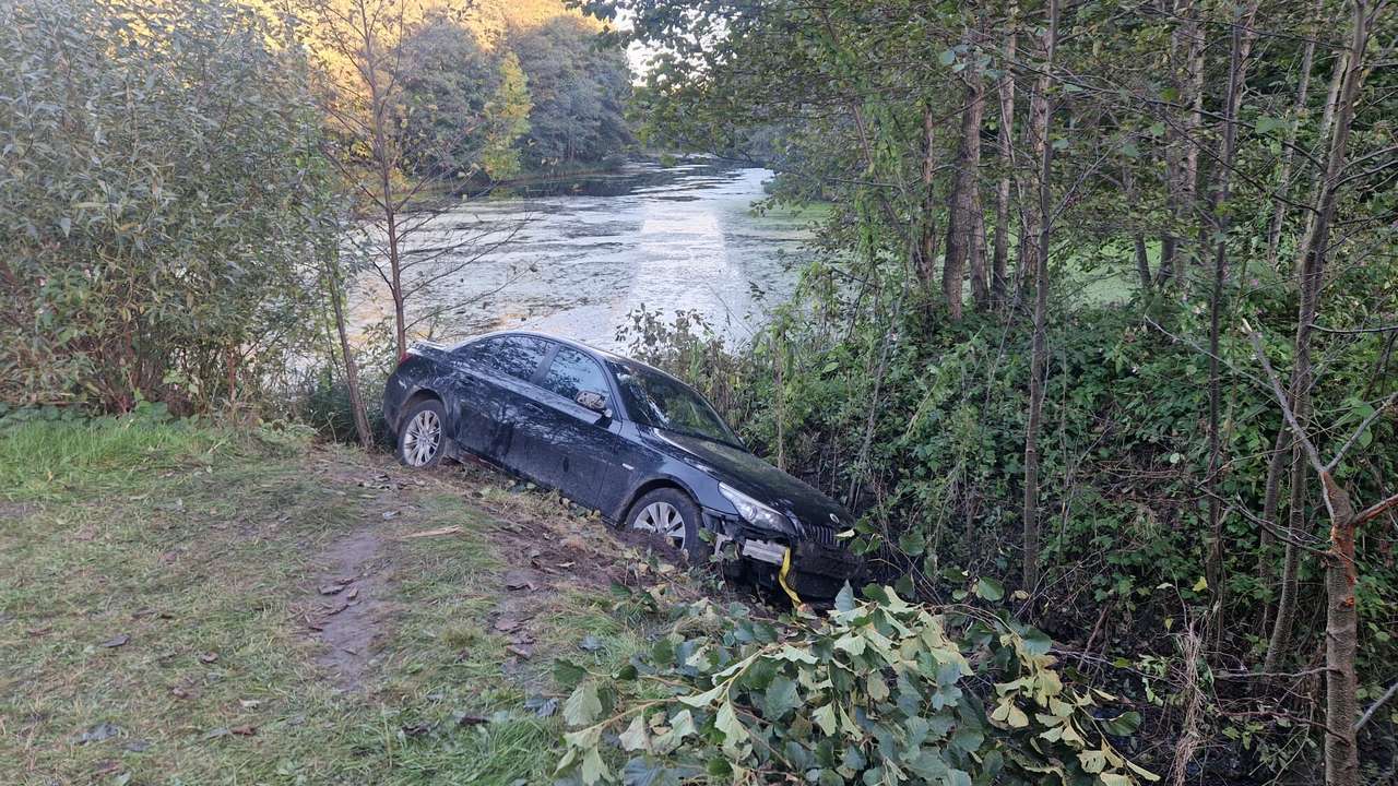 Foto un video: Grīzupes ielā "BMW" teju iebrauc kanālā. Šoferis aizbēg, atstājot pasažierus un rises zālē