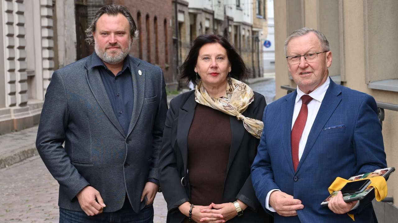 Foto un video: Pensijai jābūt vismaz 1000 eiro un mājoklim pieejamam. Kā Kurzemes deputātu kandidāti sola risināt dzīves dārdzību