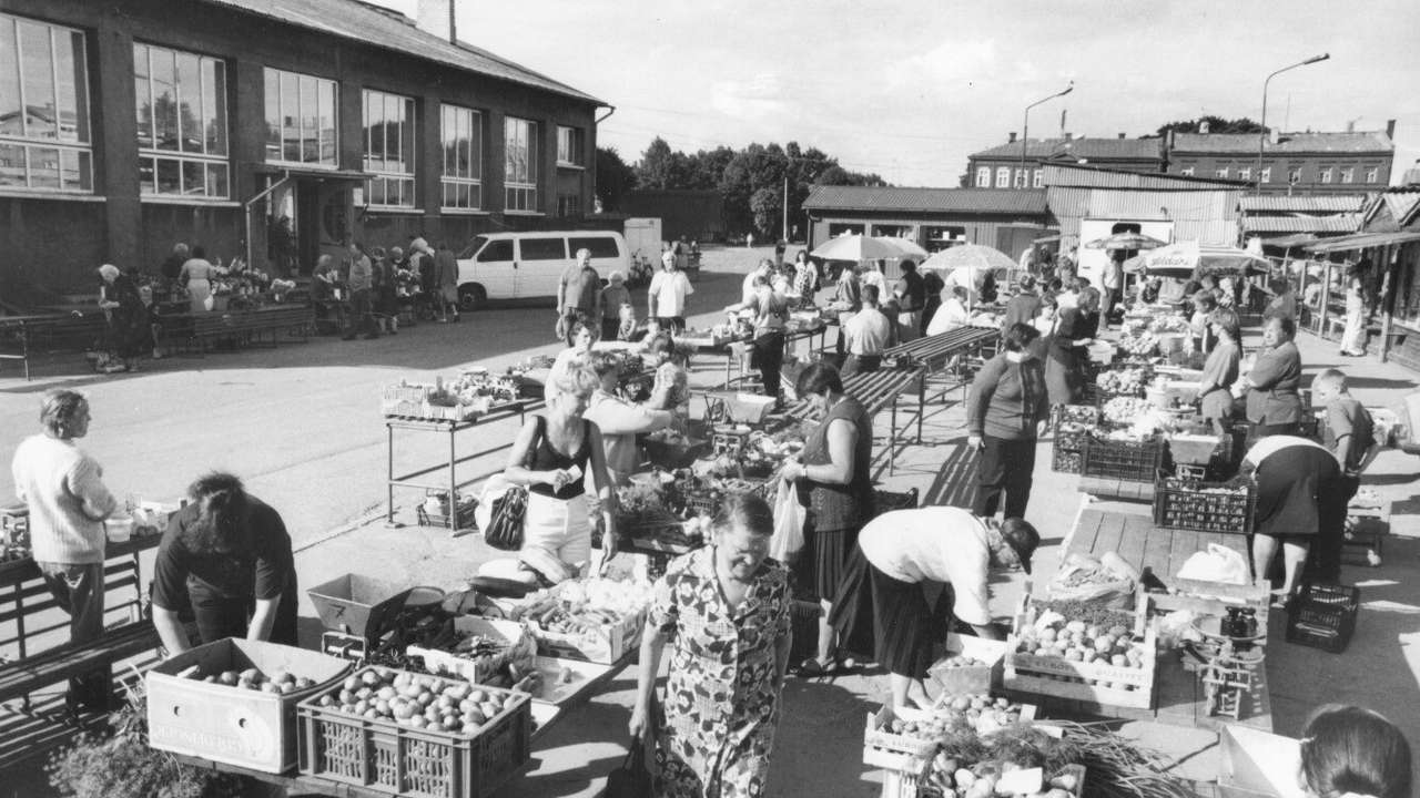Liepāja, kādu vairs neredzam: Degviela par 47 santīmiem un tērpi par latu. Foto atskats uz Liepājas cenām un vietām